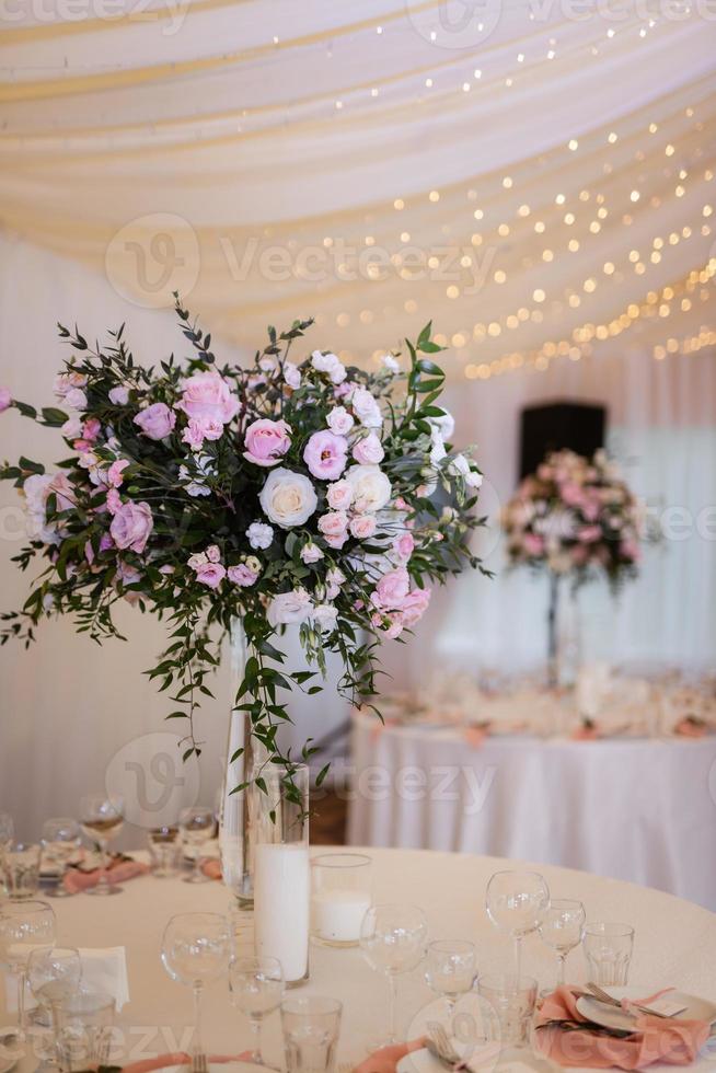 elegantes decorações de casamento feitas de flores naturais foto