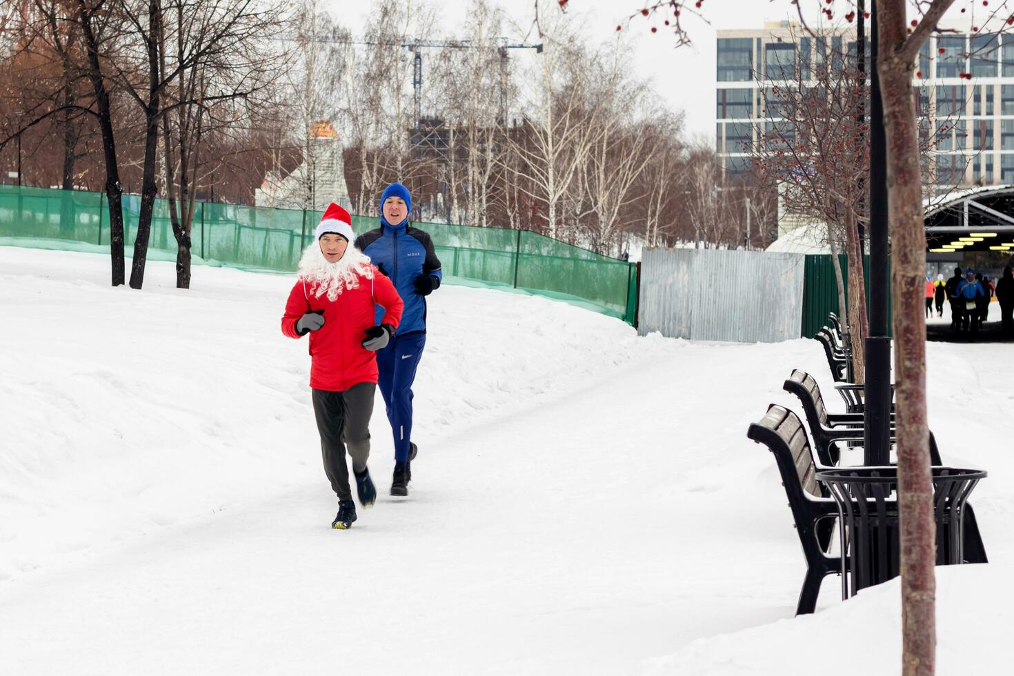 raça em janeiro 1 dentro Novo anos fantasias corrida clube novosibirsk 01.01.2024 corrida pessoas dentro inverno. foto