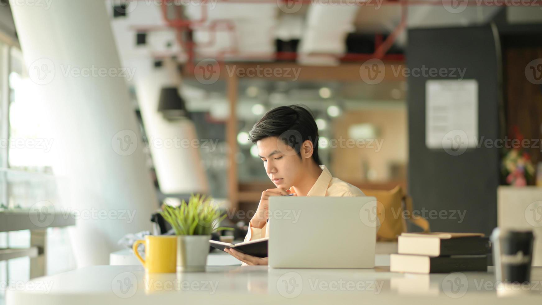 jovens empresários estão lendo registros de trabalho em escritórios modernos e equipamentos de escritório. foto