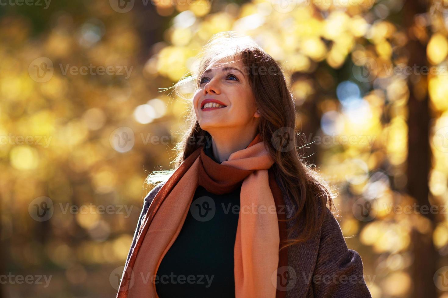 mulher jovem e bonita no parque outono foto