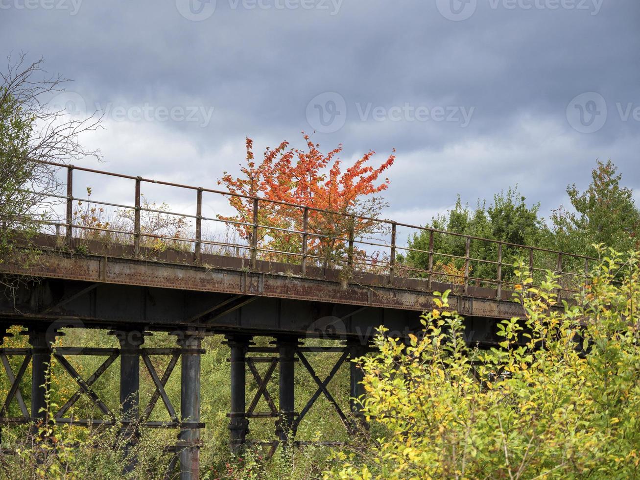 cores do outono e uma linha férrea desativada na reserva natural de fairburn ings, west yorkshire, inglaterra foto