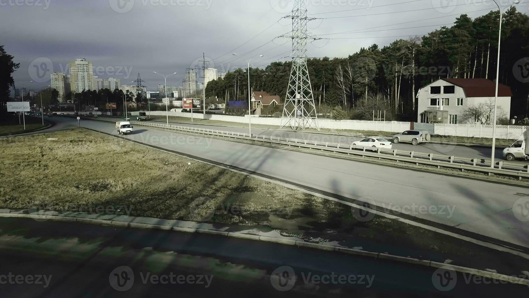 topo Visão do a intercâmbio do tráfego carros lado de fora a cidade. vídeo. tráfego carros dentro a país em a rodovia foto