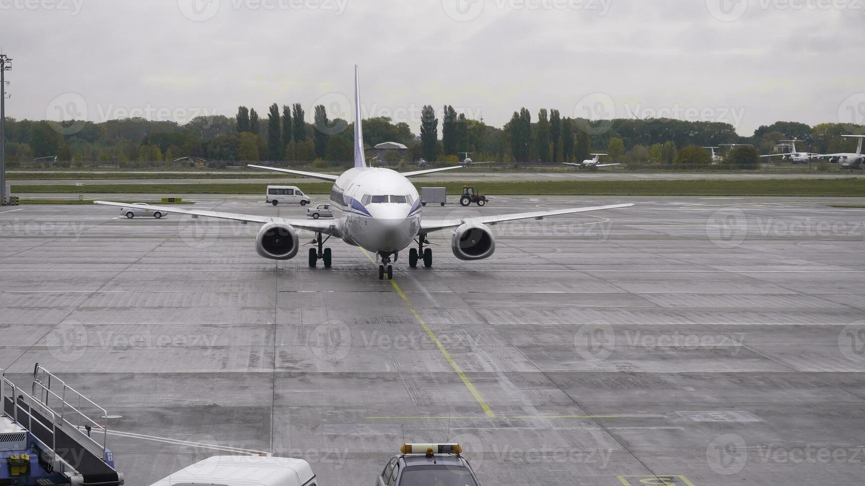 terra equipe técnica trabalhador homem em pé e marshalling direção a aeronave em chegada mostrar posição dentro aeroporto área. pessoas mostra a direção a avião foto