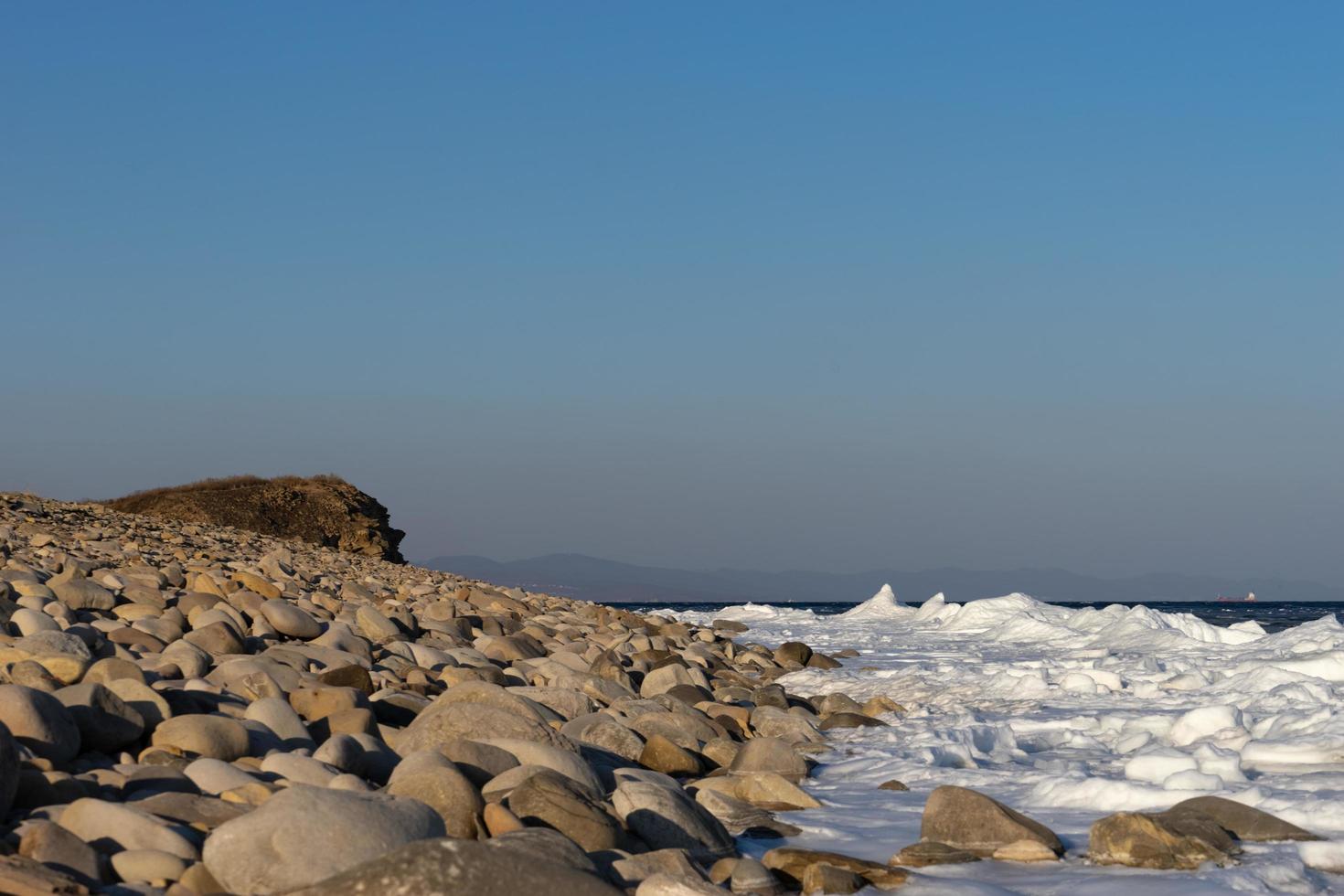 paisagem marítima com litoral em gelo e neve foto