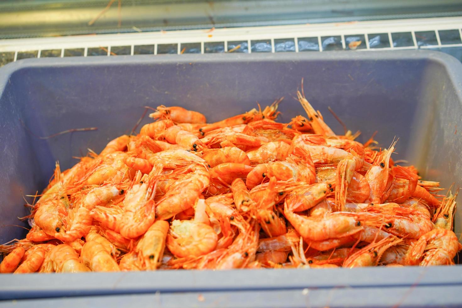 frutos do mar na vitrine do pavilhão comercial do mercado da cidade foto