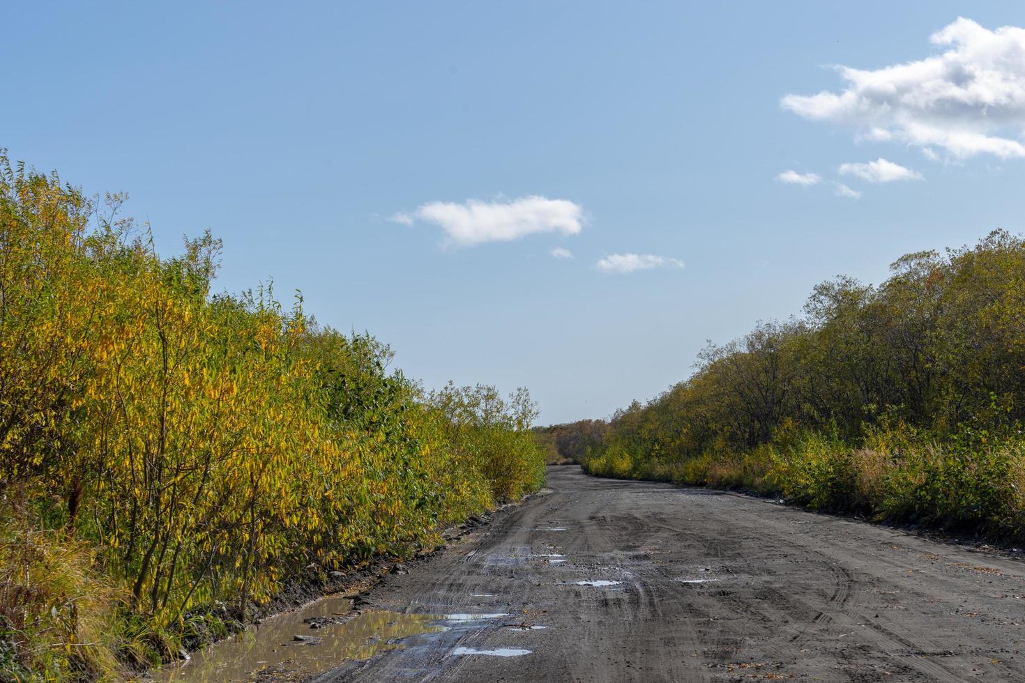 a paisagem natural com uma estrada secundária. Kamchatka, Rússia. foto