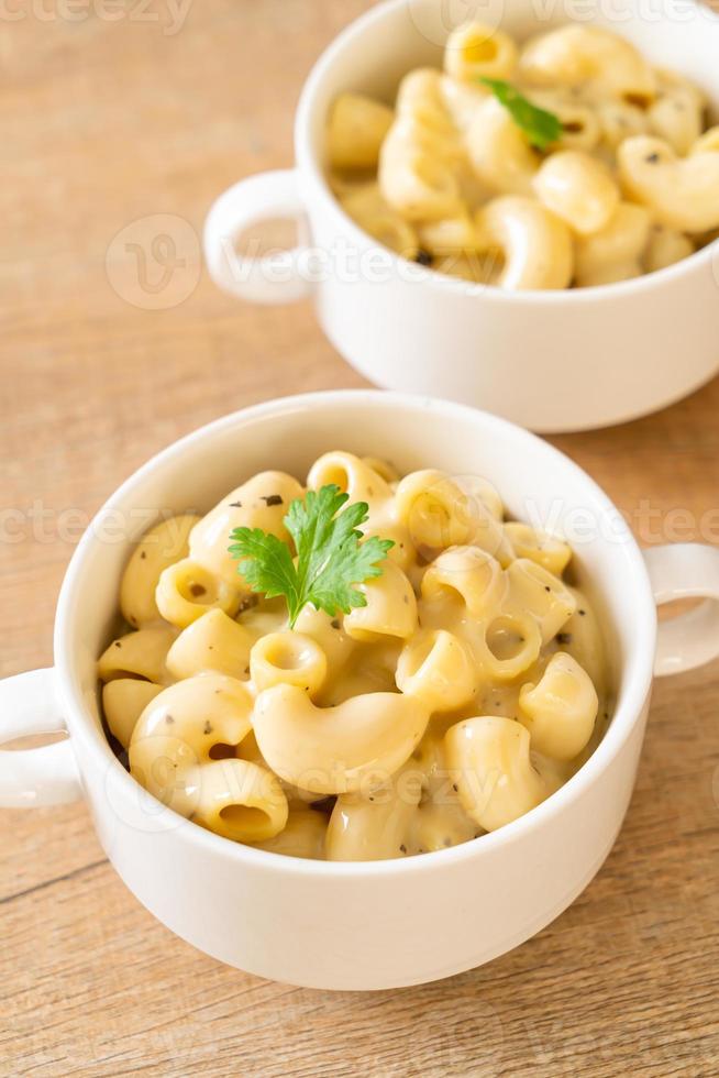 macarrão e queijo com ervas foto