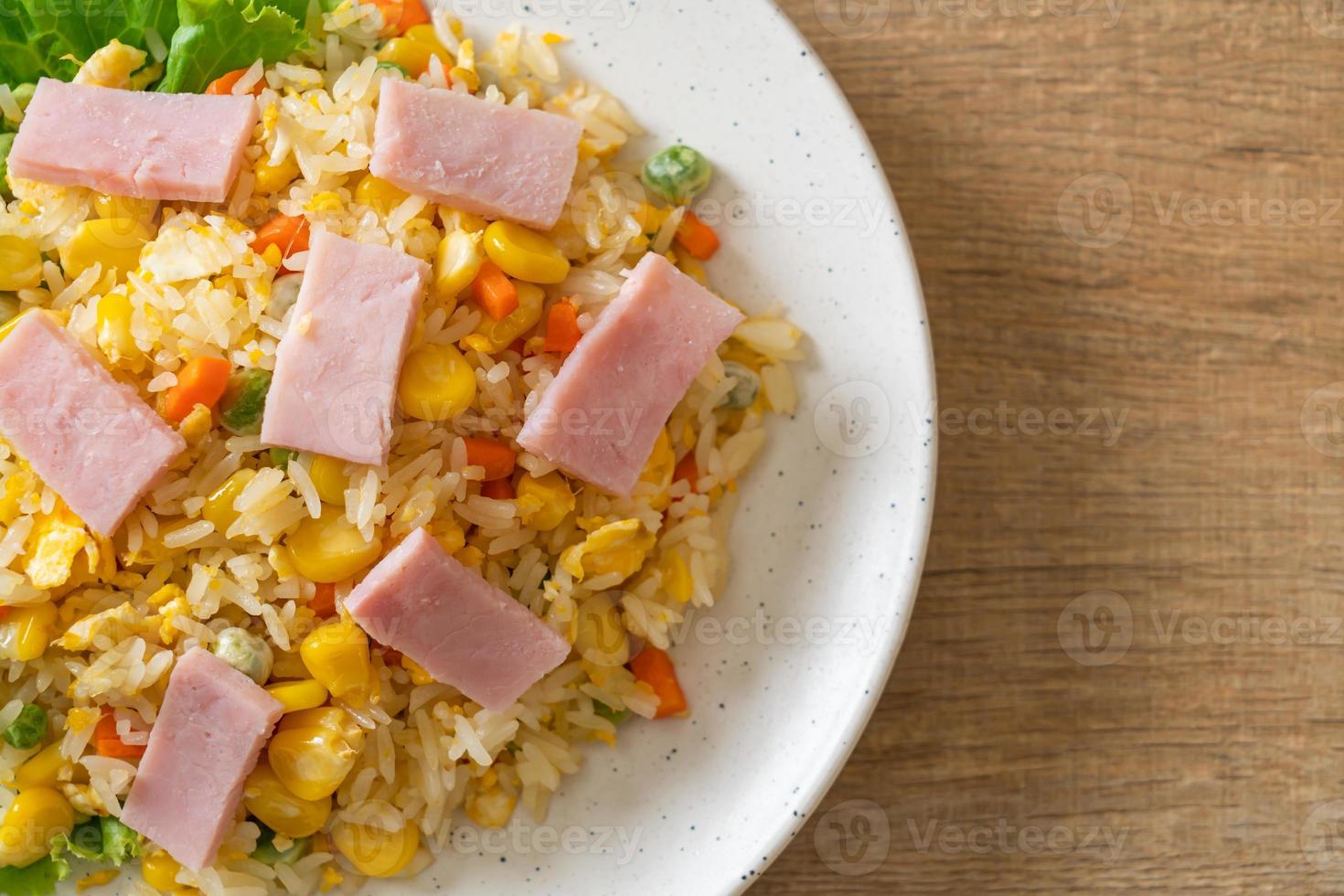 arroz frito com presunto e vegetais mistos foto