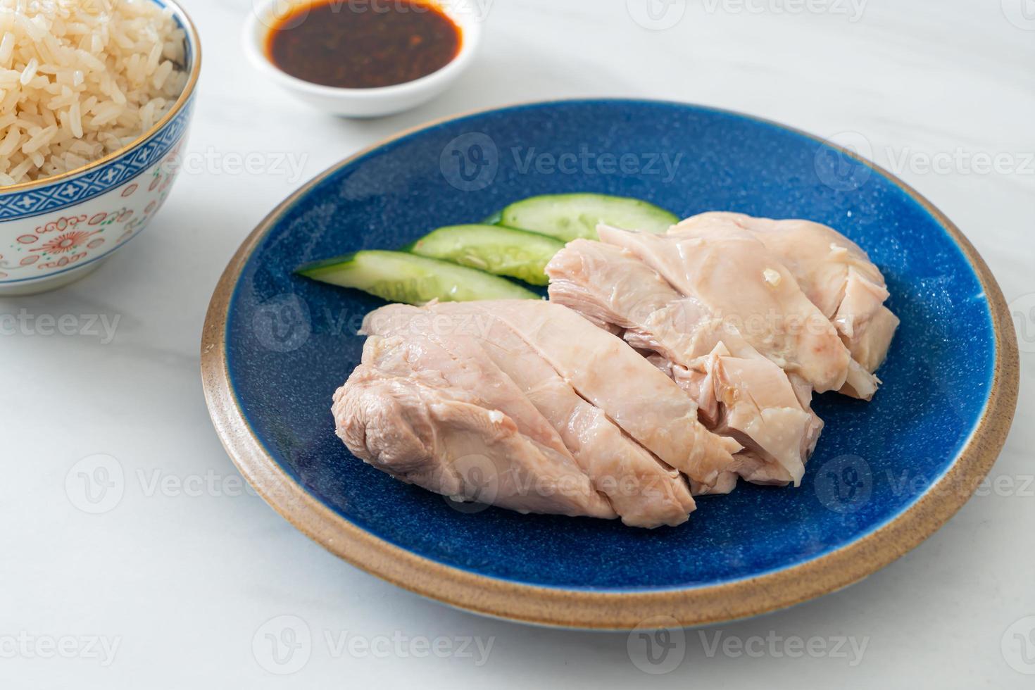 arroz de frango hainanese ou arroz cozido no vapor com canja de galinha foto