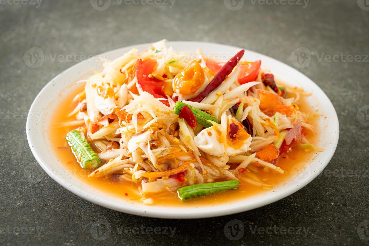 som tum - salada tailandesa de papaia verde picante com ovos salgados foto