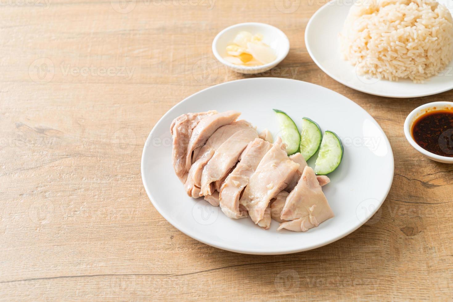 arroz de frango hainanese ou arroz cozido no vapor com canja de galinha foto