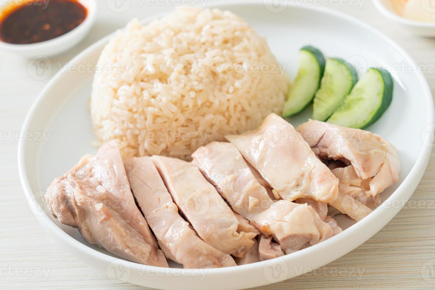 arroz de frango hainanese ou arroz cozido no vapor com canja de galinha foto