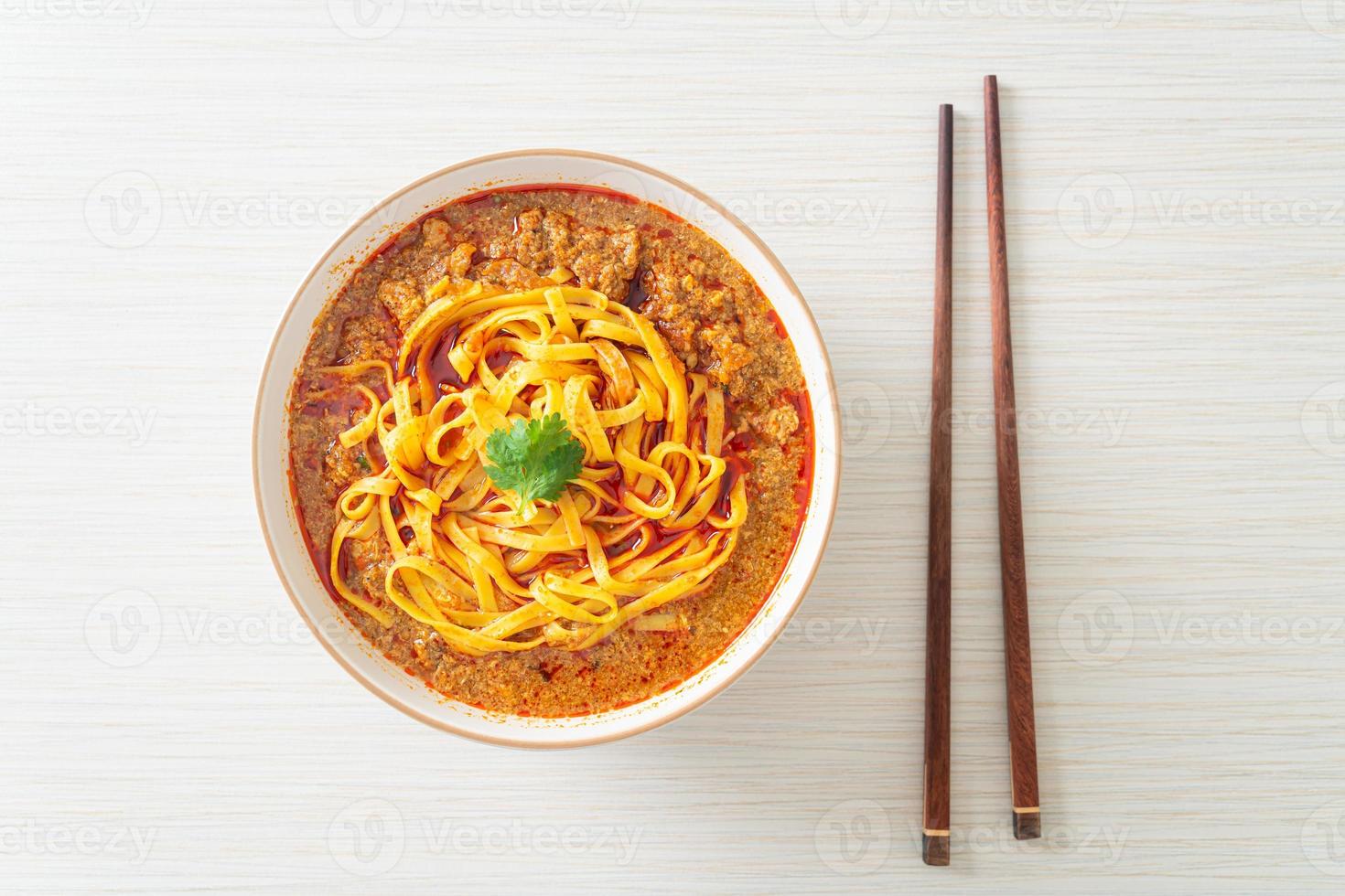 sopa picante de macarrão chinês yunnan ou kwa meng foto