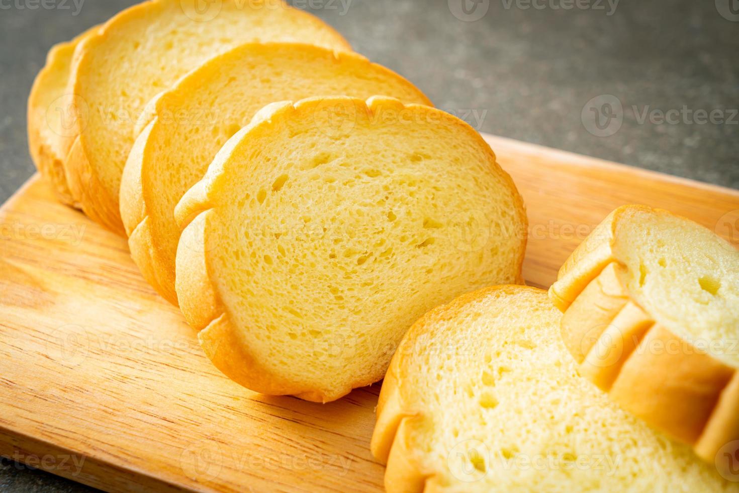 Pão de batata fatiado na tábua de madeira foto