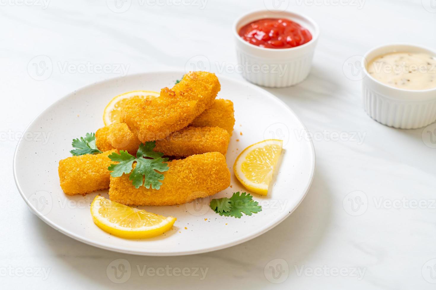 picadinho de peixe frito ou batata frita de peixe foto