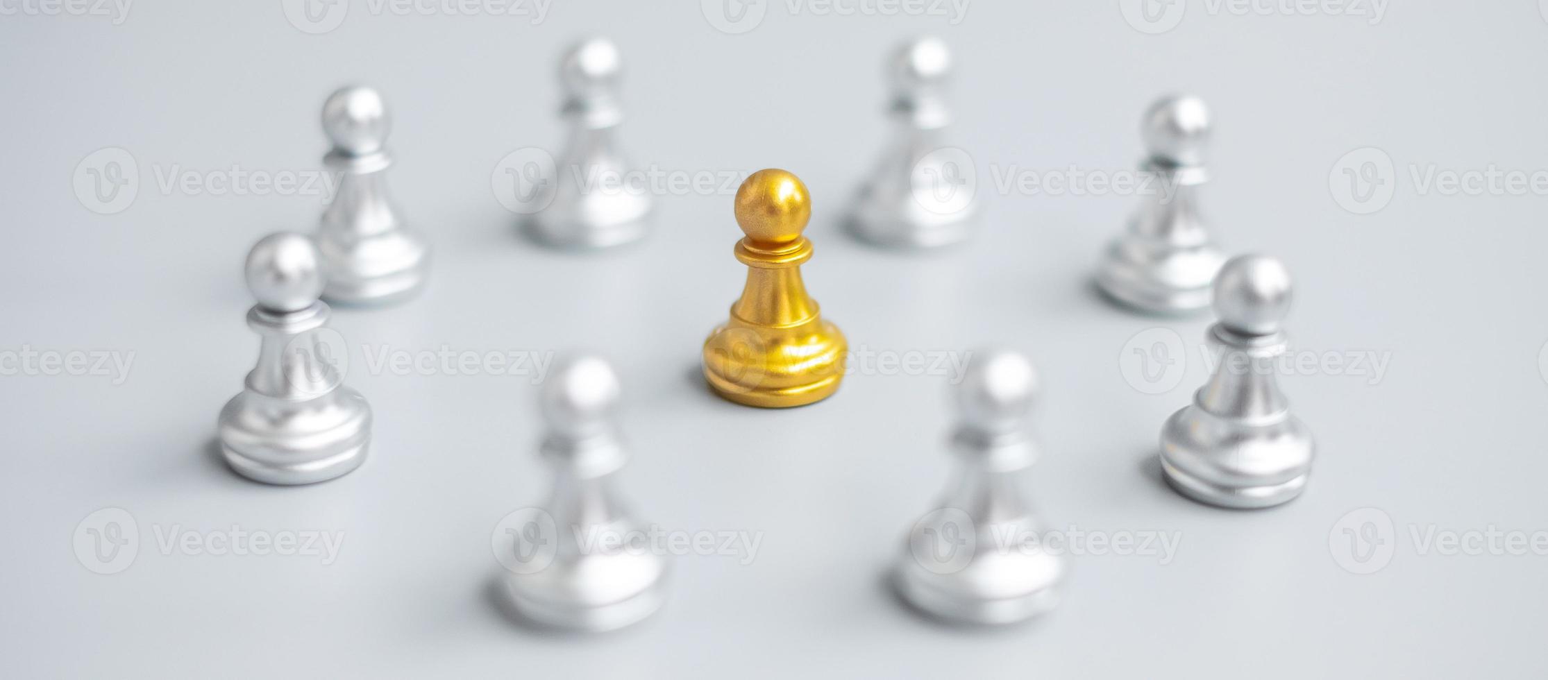 peças de peão de xadrez dourado ou empresário líder líder com círculo de homens de prata. conceito de liderança, negócios, equipe e trabalho em equipe foto