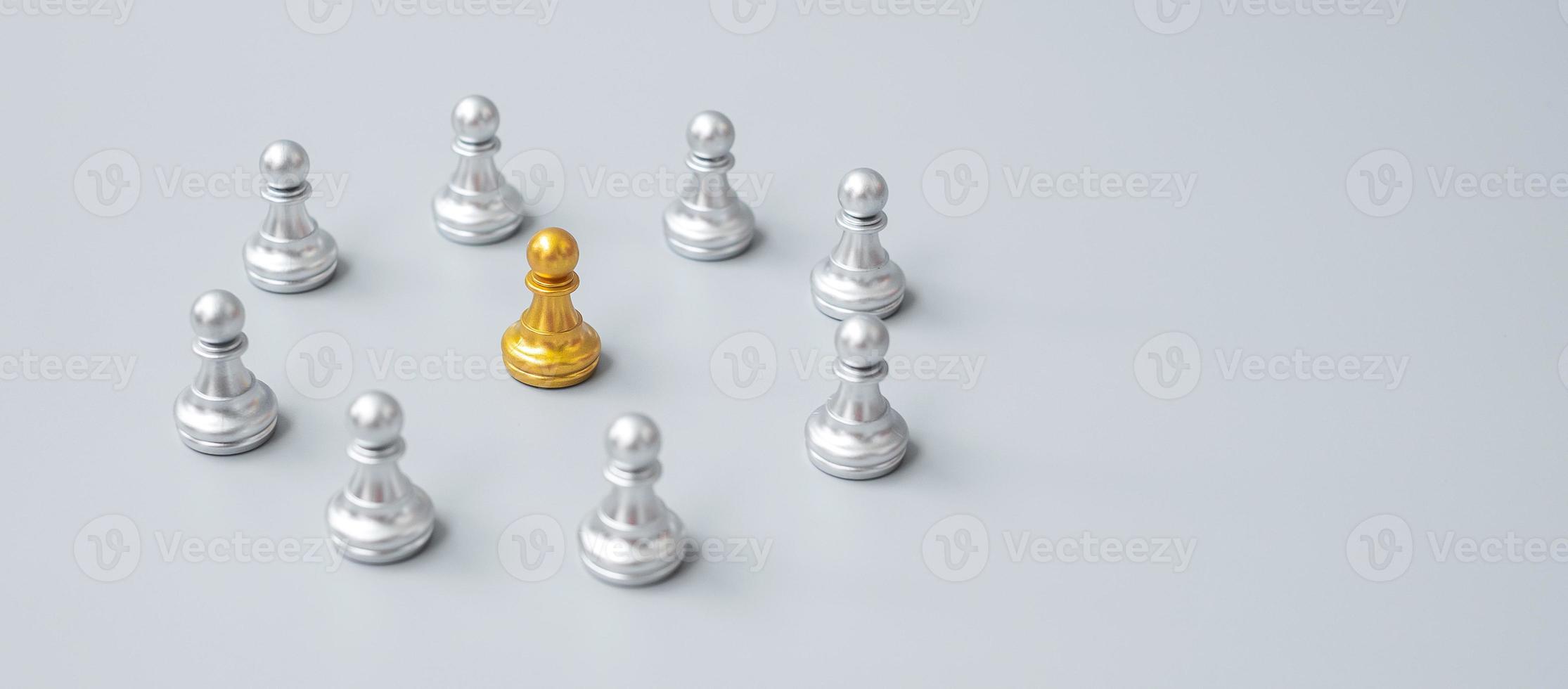 peças de peão de xadrez dourado ou empresário líder líder com círculo de homens de prata. conceito de liderança, negócios, equipe e trabalho em equipe foto