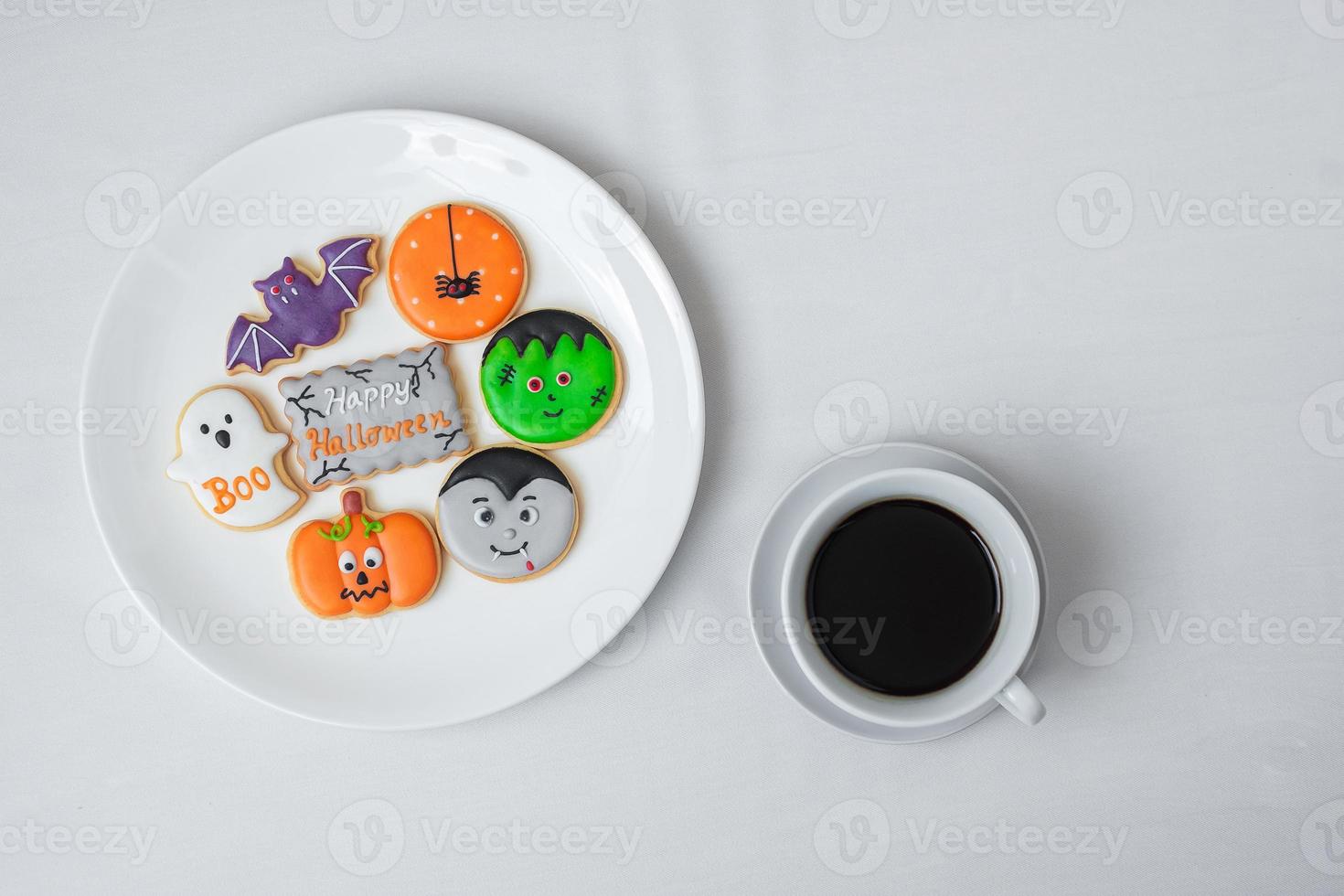 xícara de café quente com biscoitos engraçados de halloween. feliz dia das bruxas, truque ou ameaça, olá outubro, outono outono, tradicional, festa e conceito de feriado foto