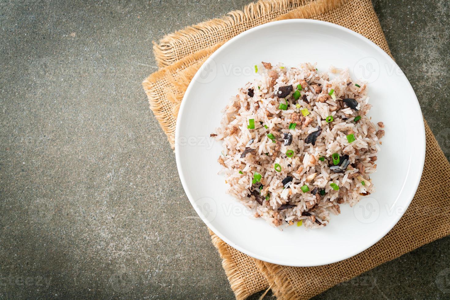 arroz frito com azeitonas chinesas e porco picado foto