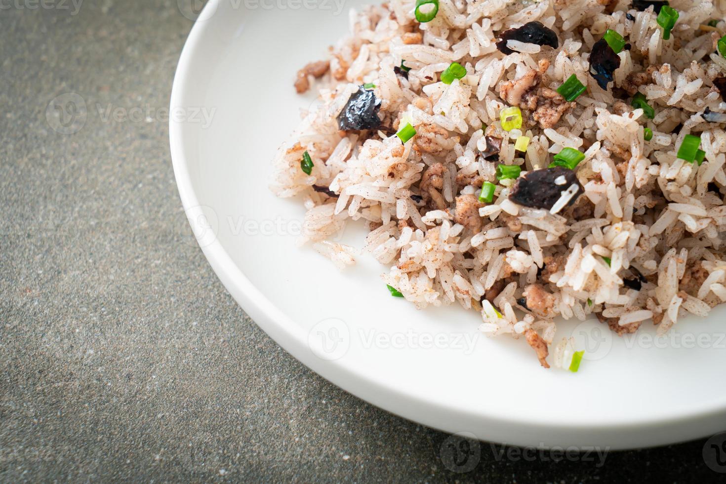 arroz frito com azeitonas chinesas e porco picado foto