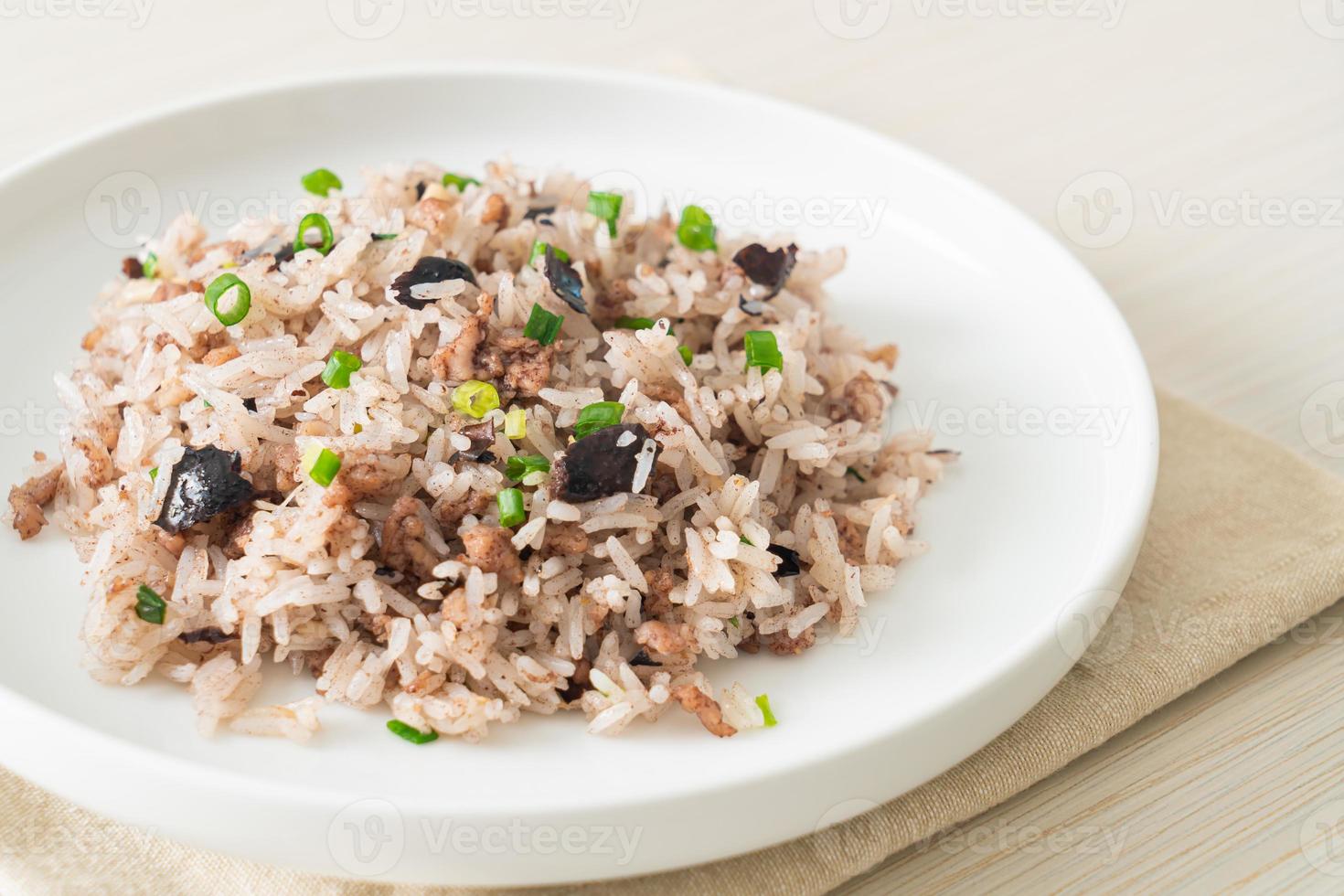 arroz frito com azeitonas chinesas e porco picado foto