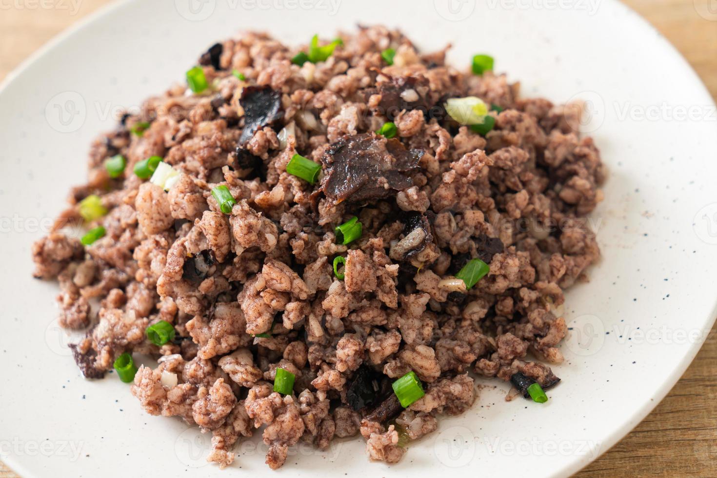 azeitonas chinesas fritas com carne de porco picada foto