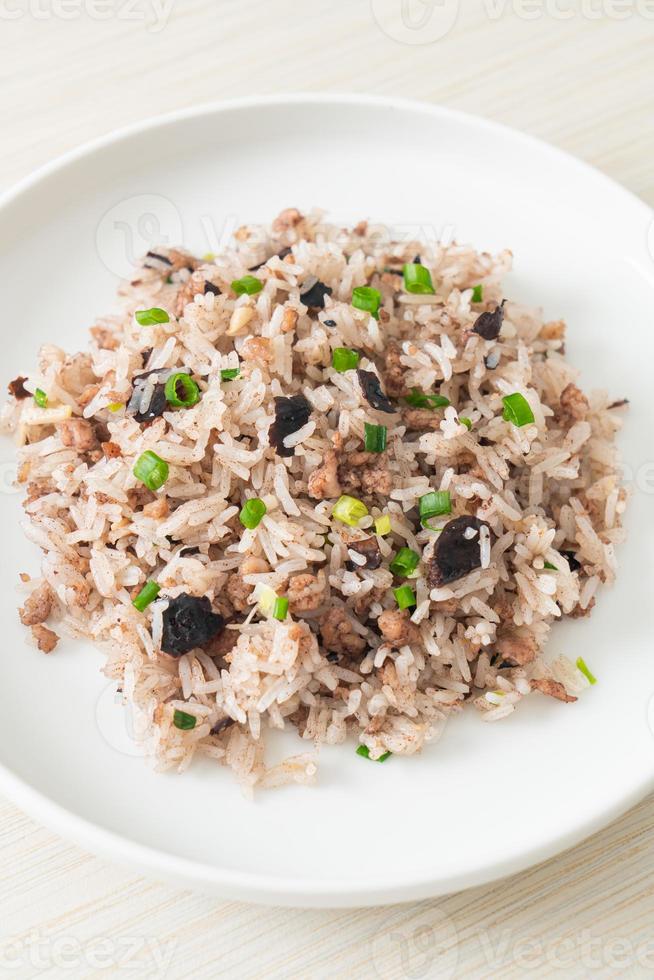 arroz frito com azeitonas chinesas e porco picado foto