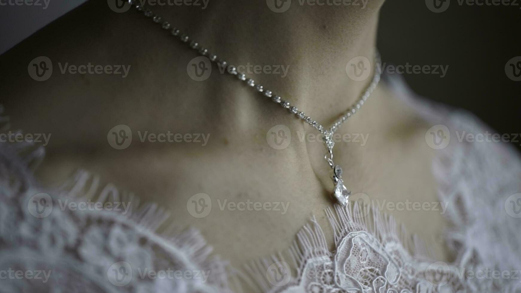 Casamento pulseira e colar. mulher tentando em joalheria pulseira. noiva com tesouro. mulher com joia. menina com elegante joia, brincos, pulseiras e colar foto