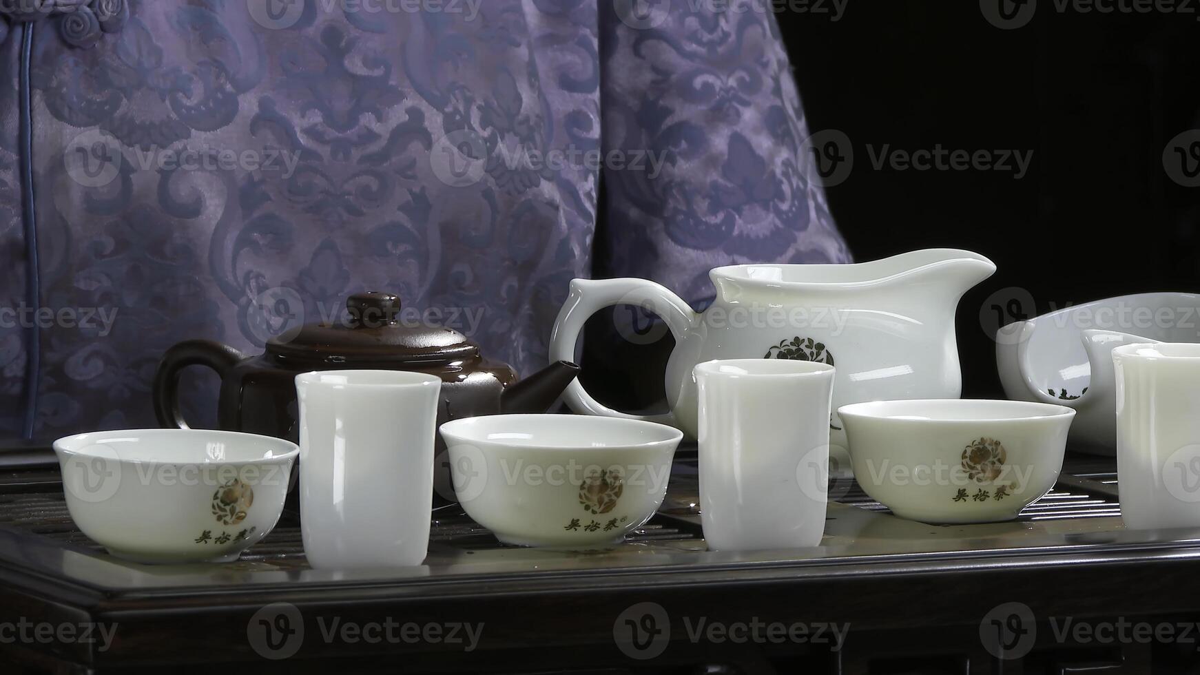 fechar-se mesa para a chá cerimônia utensílios e bambu. chinês chá cerimônia. japonês chá cerimônia foto