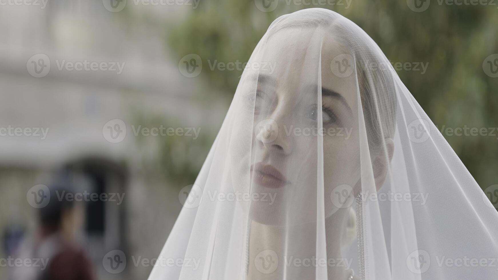 a noiva dentro uma branco vestir e uma transparente véu. Ação. lindo mulheres quem pose com pensativo e triste rostos. foto