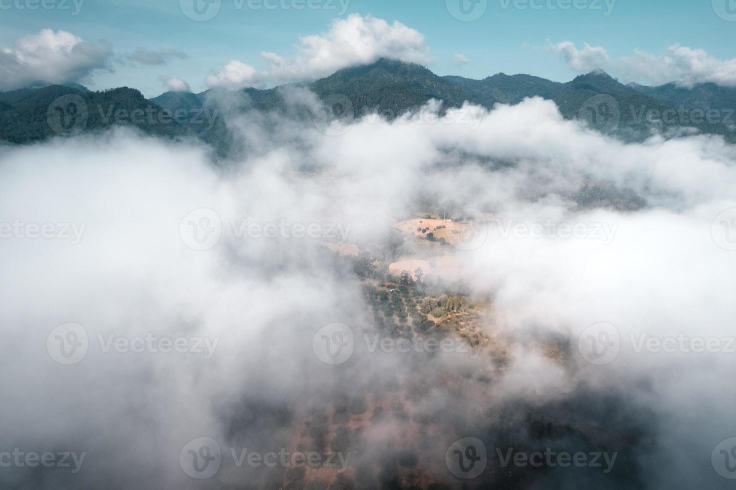 nevoeiro e montanhas pela manhã ângulo elevado foto