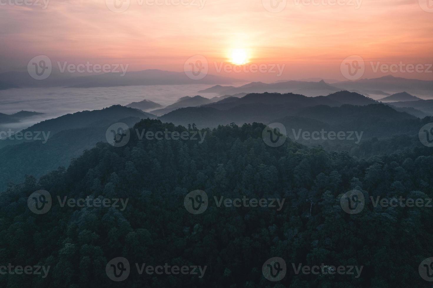 montanhas e nascer do sol pela manhã foto