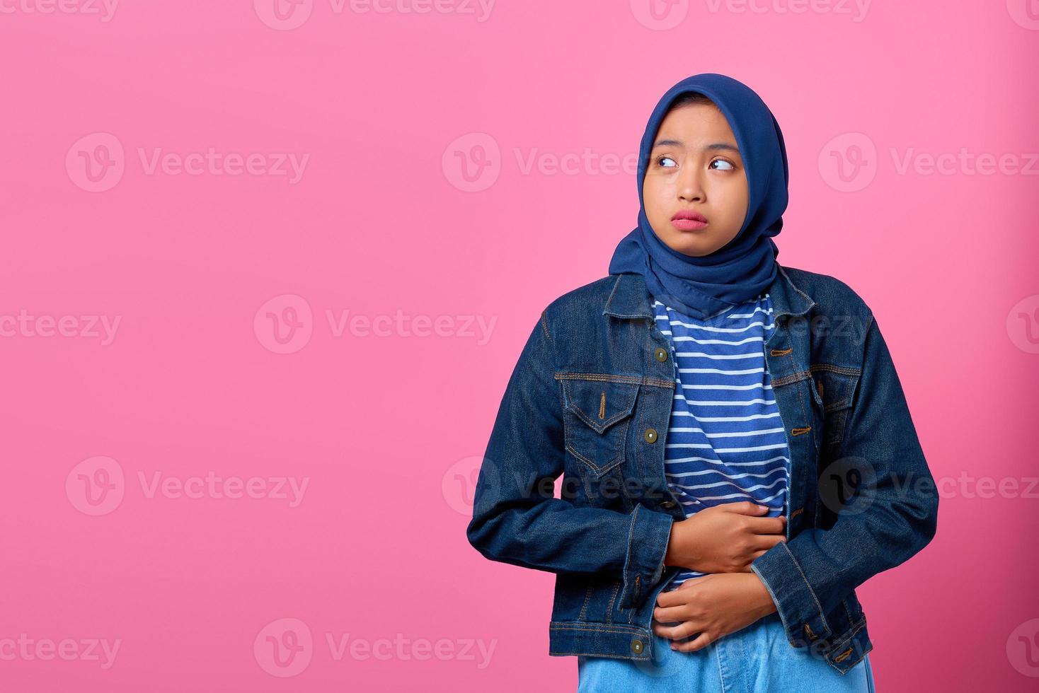 retrato de uma jovem asiática ansiosa com uma dor de estômago dolorosa foto