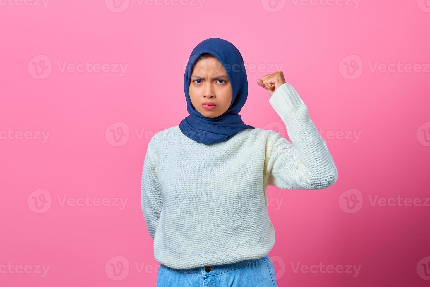 retrato de uma linda mulher asiática levantando a mão com expressão de raiva foto