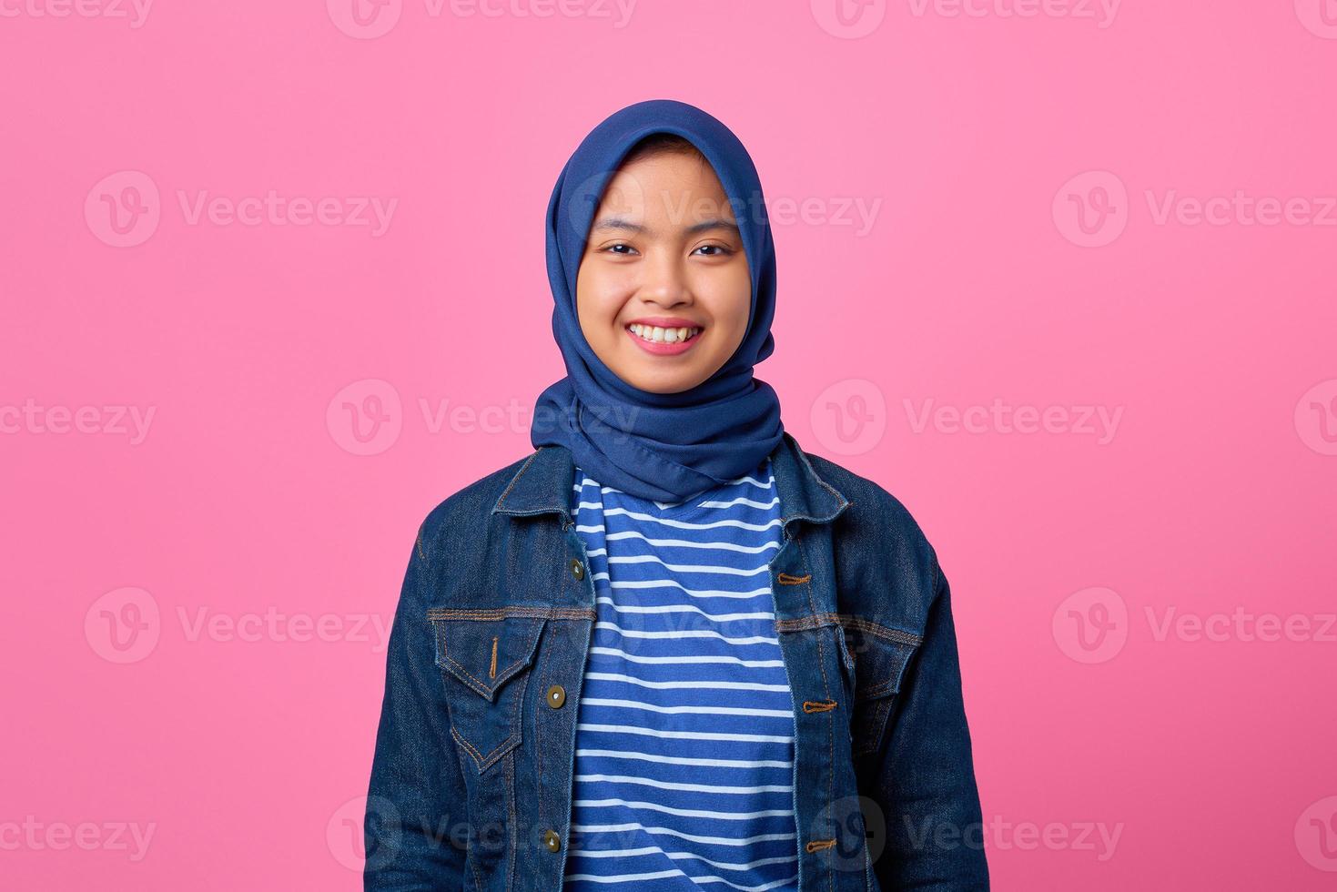 retrato de uma jovem asiática sorridente, olhando para a câmera com expressão de felicidade foto