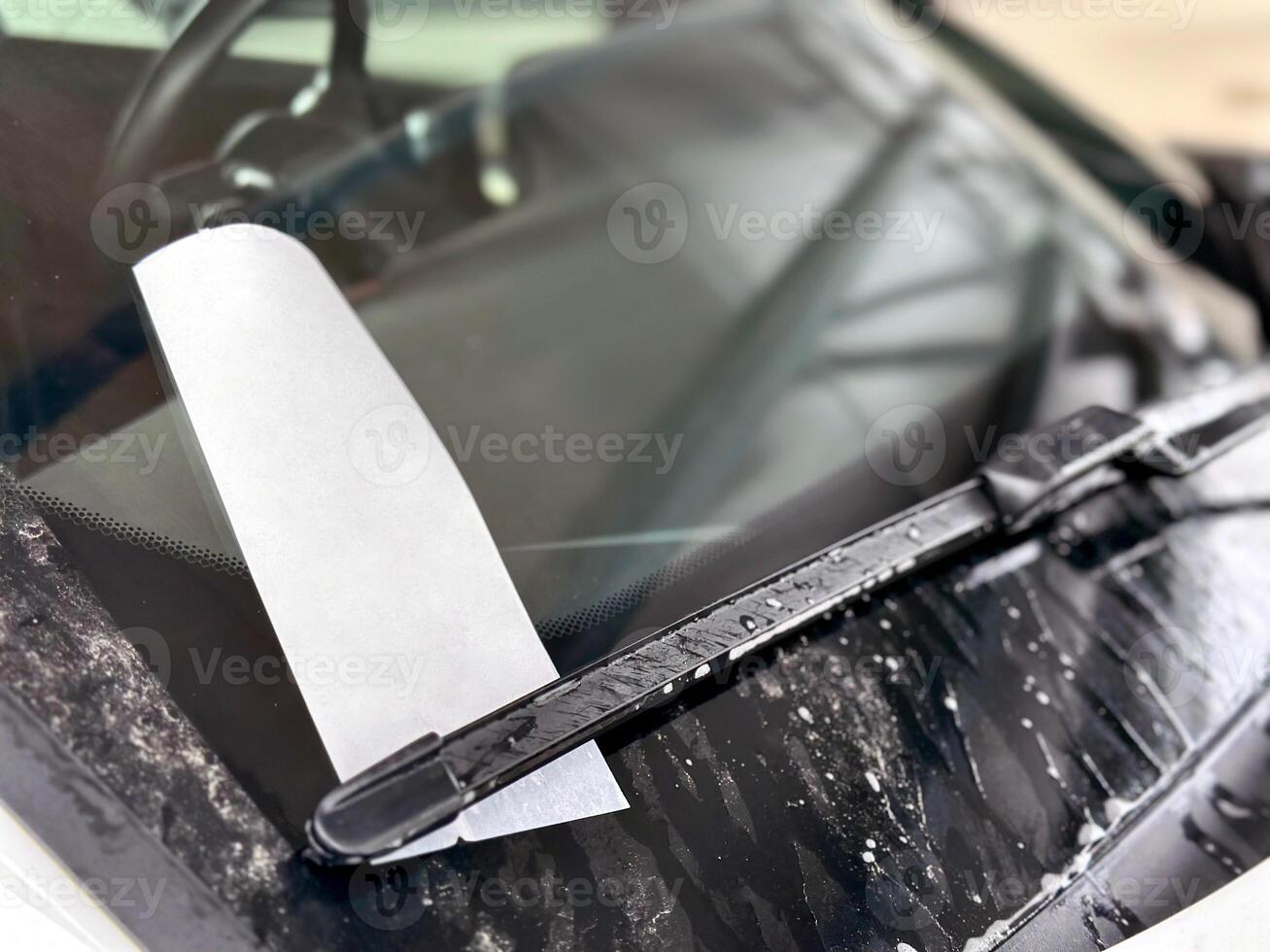 estacionamento bem bilhete esquerda em carro sujo janela depois de chuva ou neve. Lugar, colocar para texto. foto