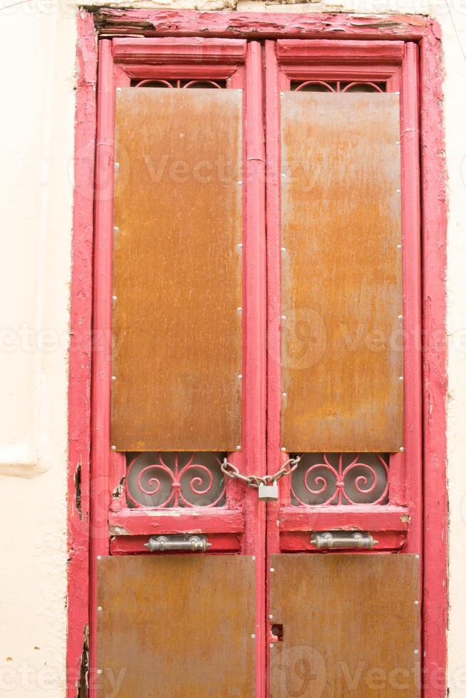velho rústico de madeira porta dentro a cidade do Atenas, Grécia foto