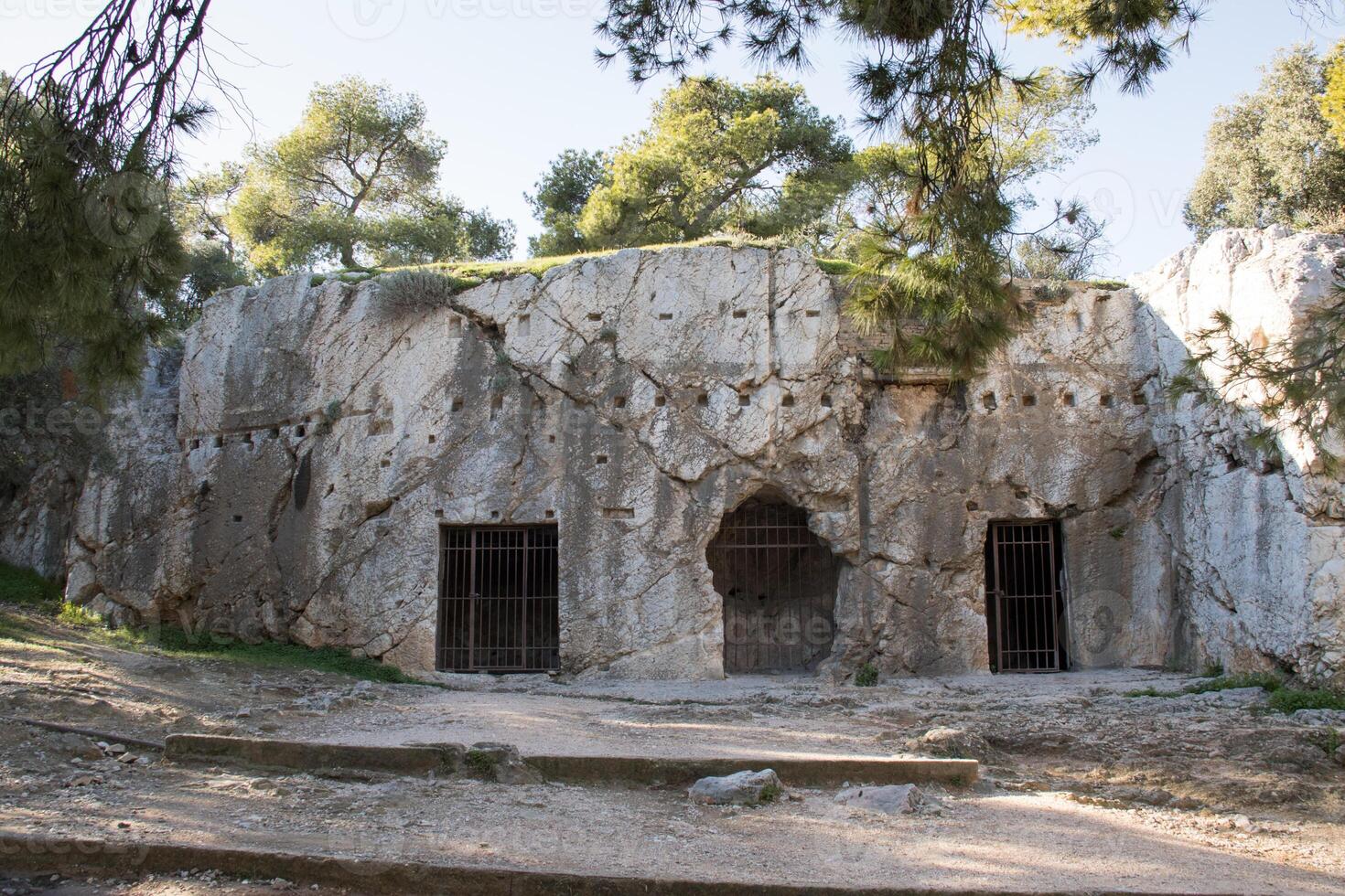 a prisão do Sócrates localizado em pnyx Colina ou filoppapos Colina dentro Atenas, Grécia foto