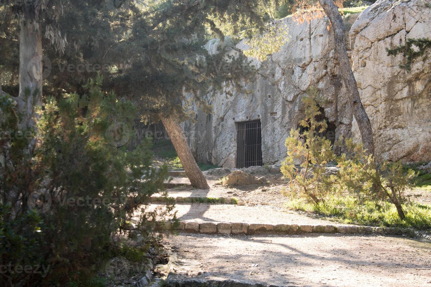 a prisão do Sócrates localizado em pnyx Colina ou filoppapos Colina dentro Atenas, Grécia foto
