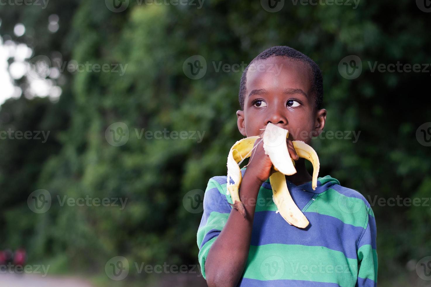 menino comendo uma fruta. foto