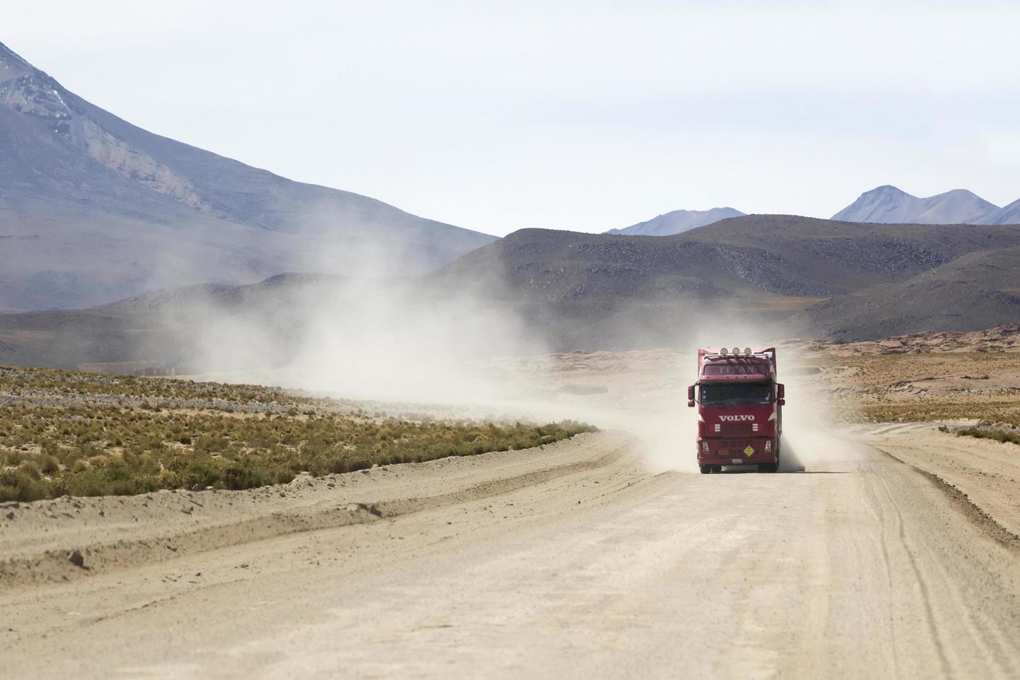 bolívia, 14 de janeiro de 2018 - caminhão em estrada não pavimentada na bolívia. em 2004, mais de 92% das estradas na Bolívia não eram pavimentadas. foto