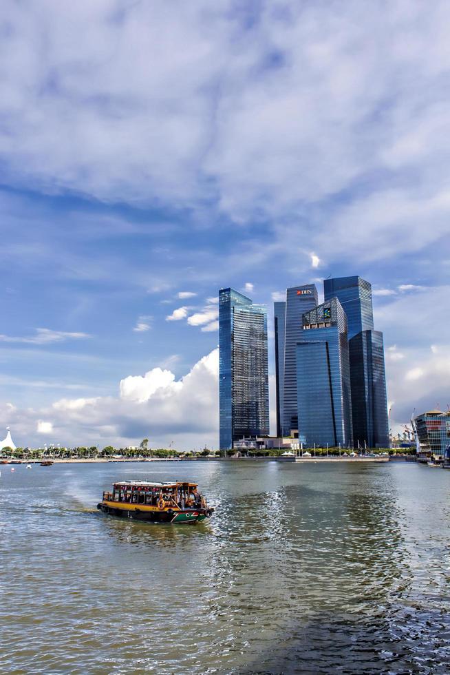 Singapura, 6 de agosto de 2014 - arranha-céus modernos no centro financeiro da baía da marina em Singapura. O centro financeiro da baía da marina foi projetado por Kohn Pedersen Fox e inaugurado em 2013. foto