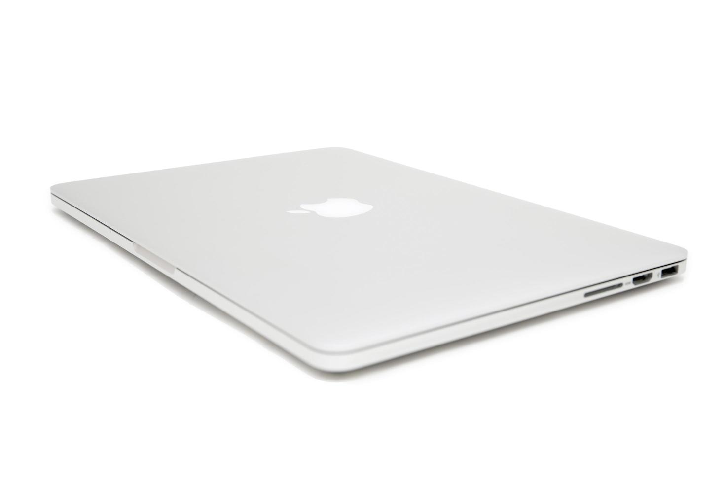 belgrado, sérvia, 3 de março de 2017 - computador macbook isolado no branco. o macbook é uma marca de notebooks fabricados pela apple inc. foto