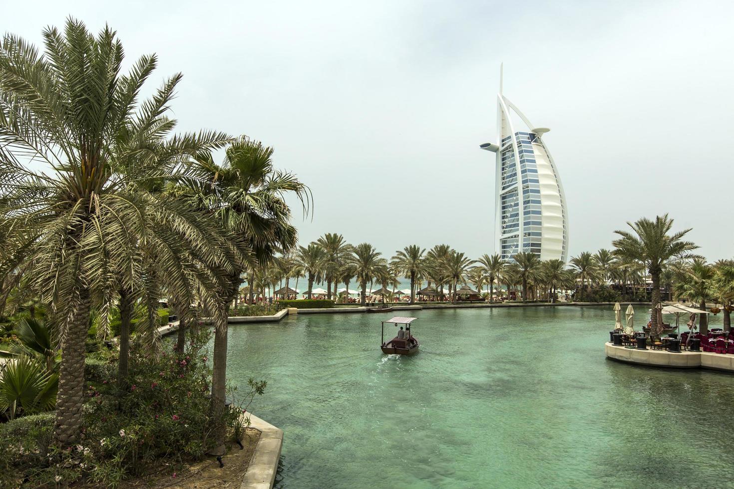 dubai, uae, 8 de maio de 2015 - pessoas não identificadas em madinat jumeirah em dubai. madinat jumeirah abrange dois hotéis e conjuntos de 29 casas árabes tradicionais. foto