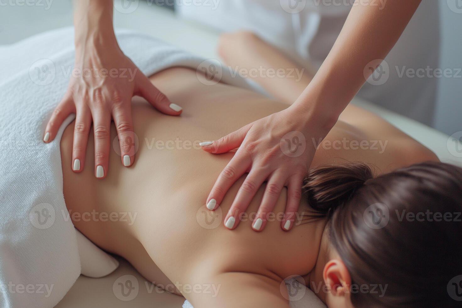 ai gerado fechar-se do uma jovem mulher recebendo costas massagem dentro spa salão foto