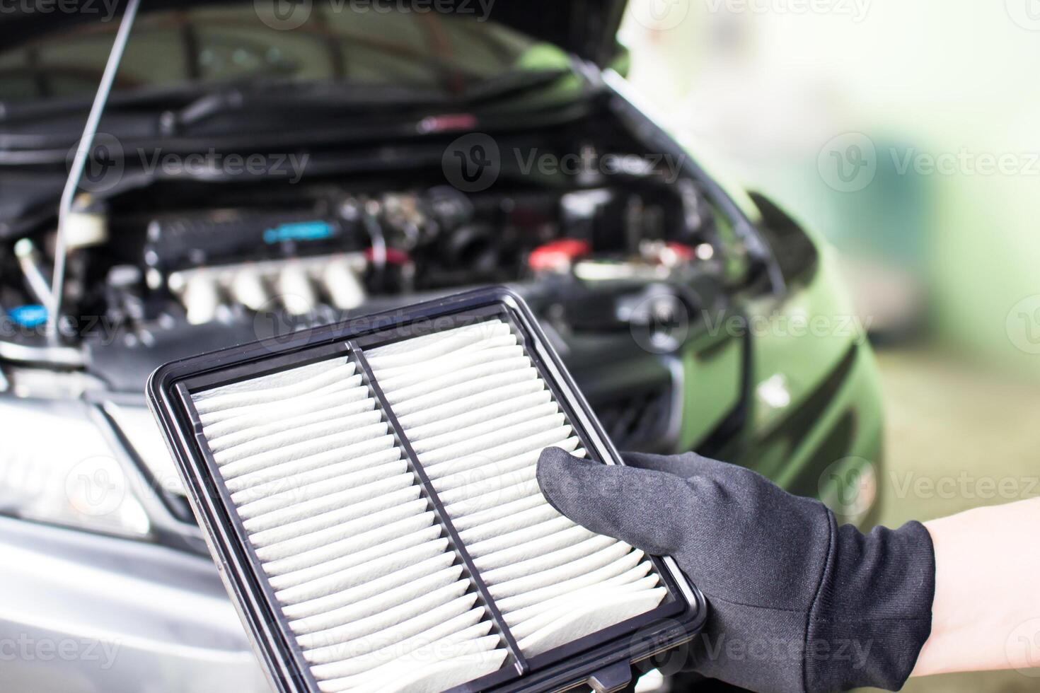 mão uma homem Verifica ar filtro do carro dentro a motor quarto serviço conceito foto