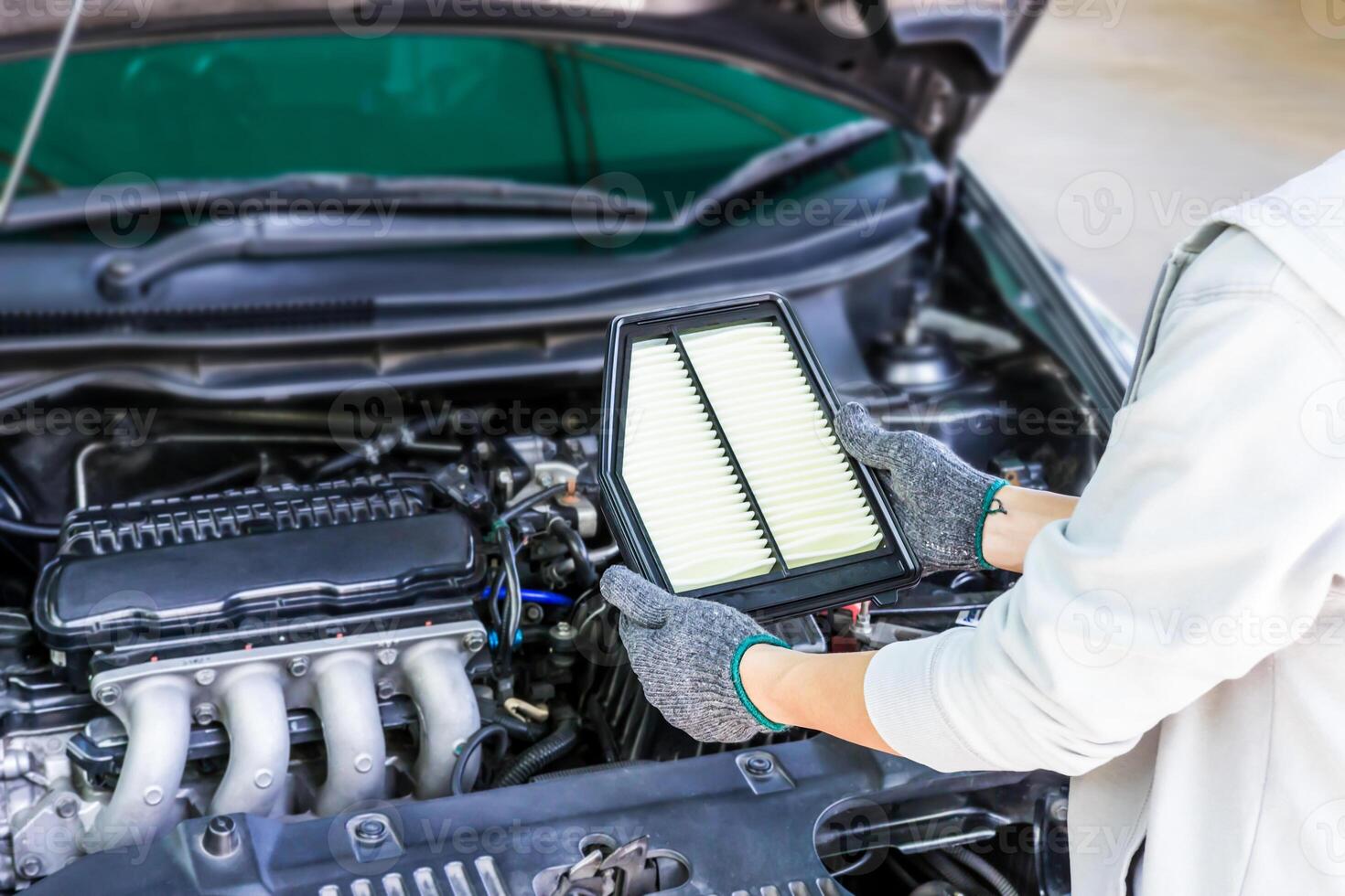 Ásia mulheres mudança Novo ar filtro para carro motor dentro a estacionamento área serviço conceito de você mesmo foto