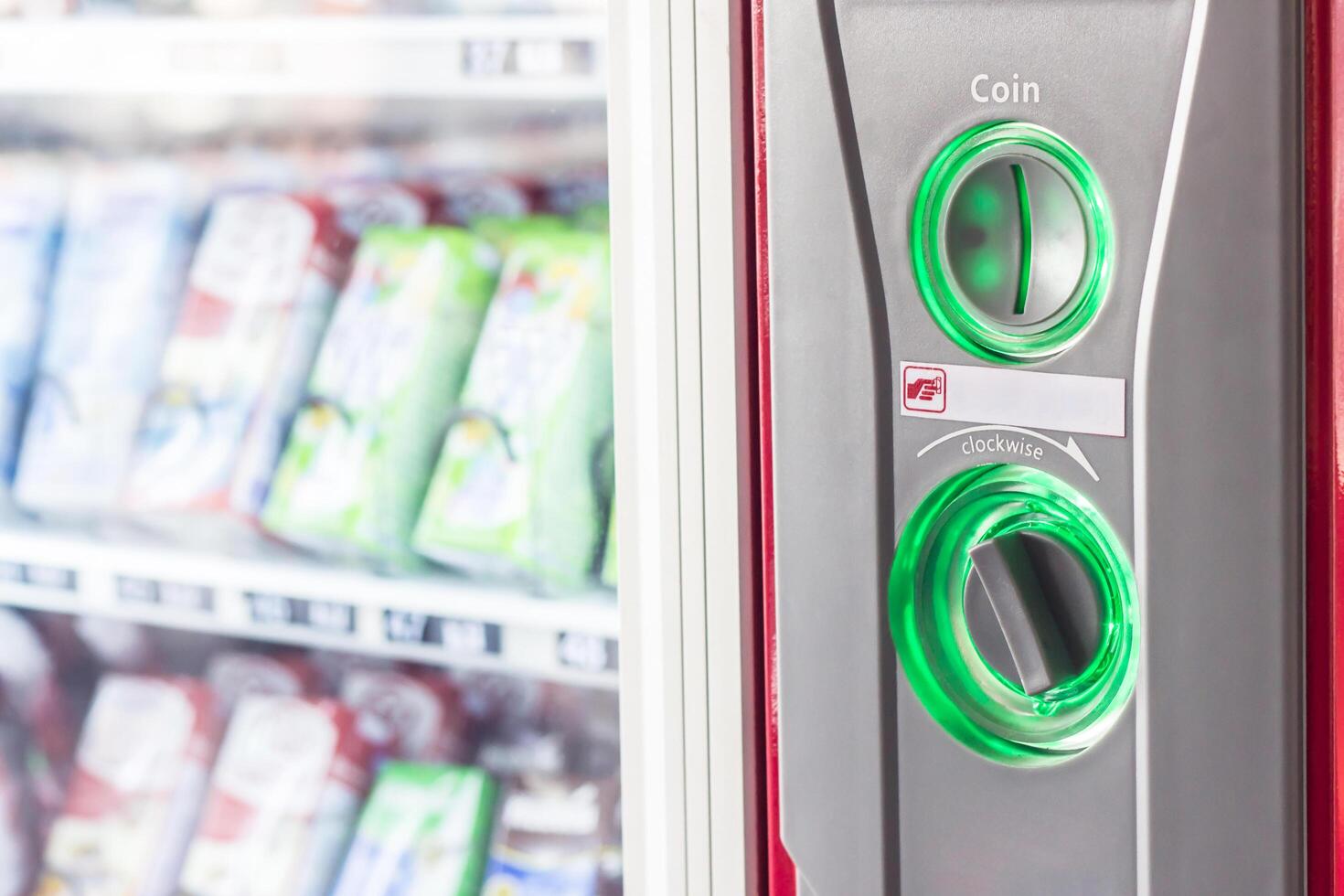 bebida máquina conveniente para Comprar e escolher a desejado bebida foto