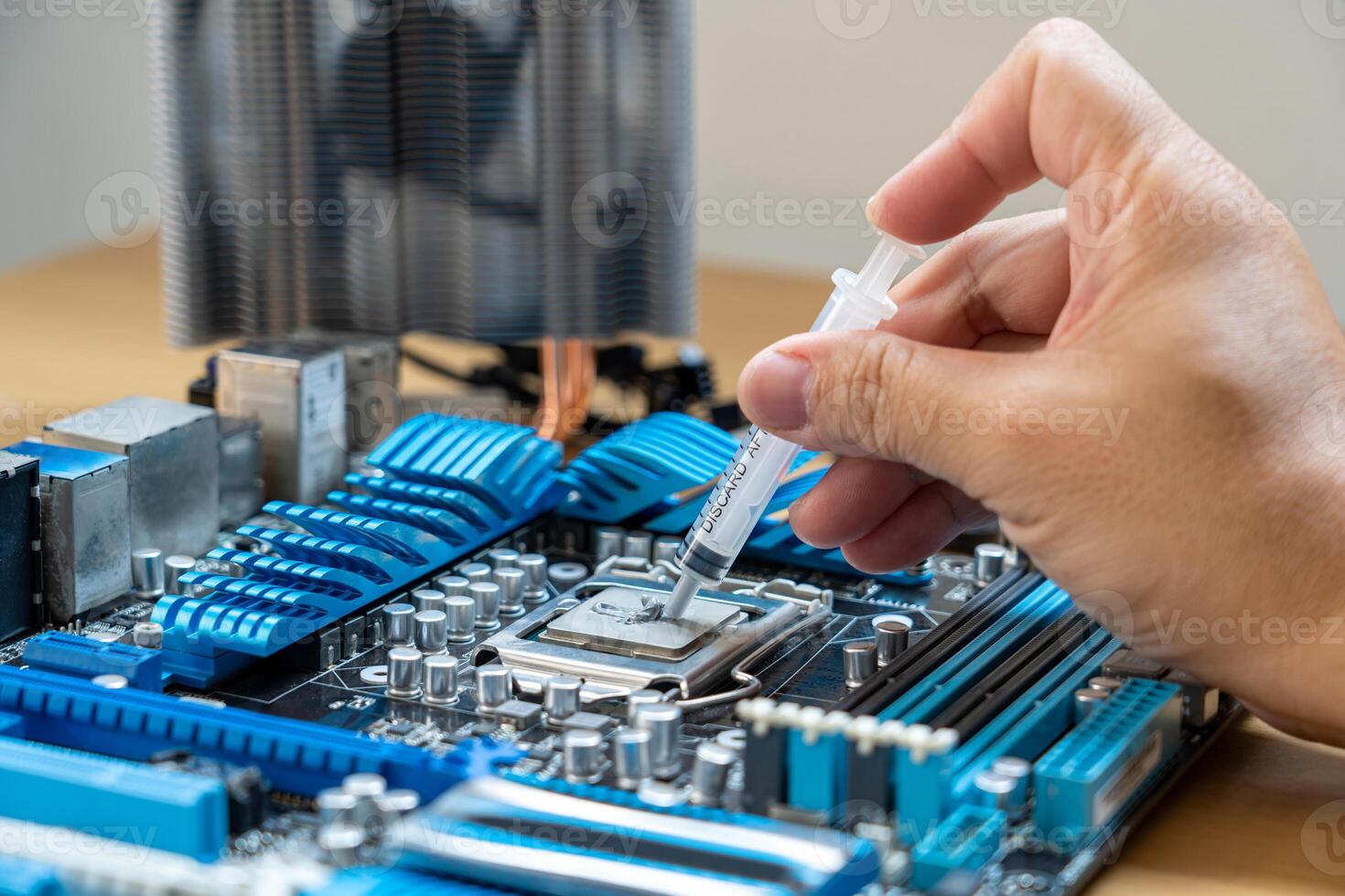 mão uma homem usar uma térmico graxa seringa Aplique térmico composto para uma CPU, reparo conceito do Área de Trabalho foto