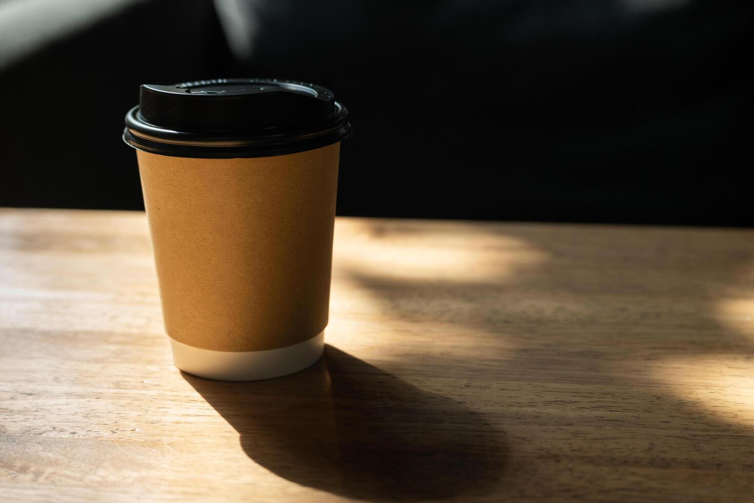 levar longe copo do café em de madeira mesa. foto